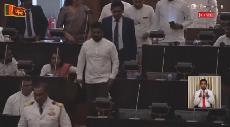 திடீரென நாடாளுமன்றத்திற்கு வந்த ஜனாதிபதி! வெளியேறிய எதிர்க்கட்சியினர்