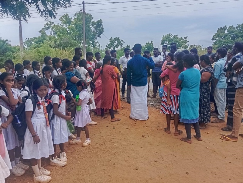 வவுனியாவில் அதிபரை இடமாற்றம் செய்யக் கோரி ஆர்ப்பாட்டம்!