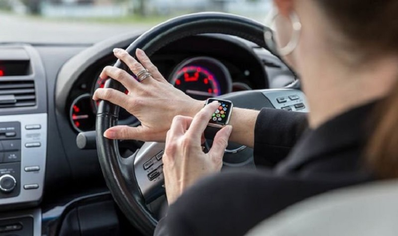 ஆஸ்திரேலியாவில் Smart Watch அணிந்தால் ஓட்டுநர்களுக்கு அபராதம் - ஏன்?