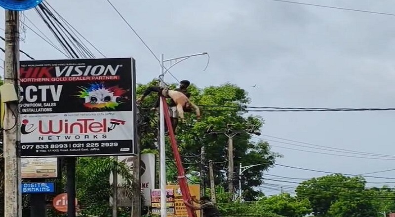 யாழில் வீதி விளக்கினை பழுது பார்த்தவருக்கு நேர்ந்த கதி!
