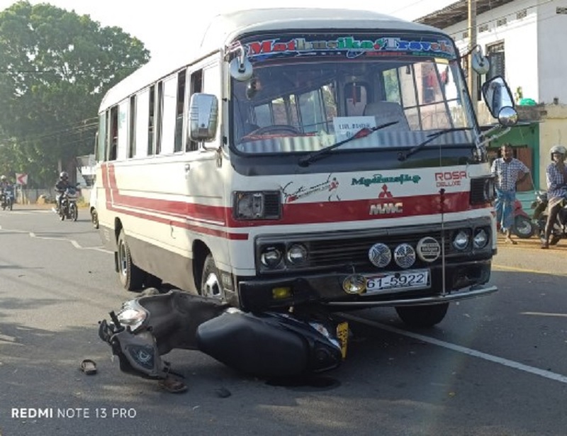 பேருந்தை முந்திச் செல்ல முற்பட்ட மோட்டார் சைக்கிள் விபத்து!