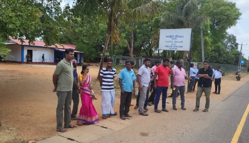 தடையை மீறி ஓமந்தை காணியை அபகரிக்கும் முயற்சியில் பொலிஸார்! திரண்ட மக்கள்