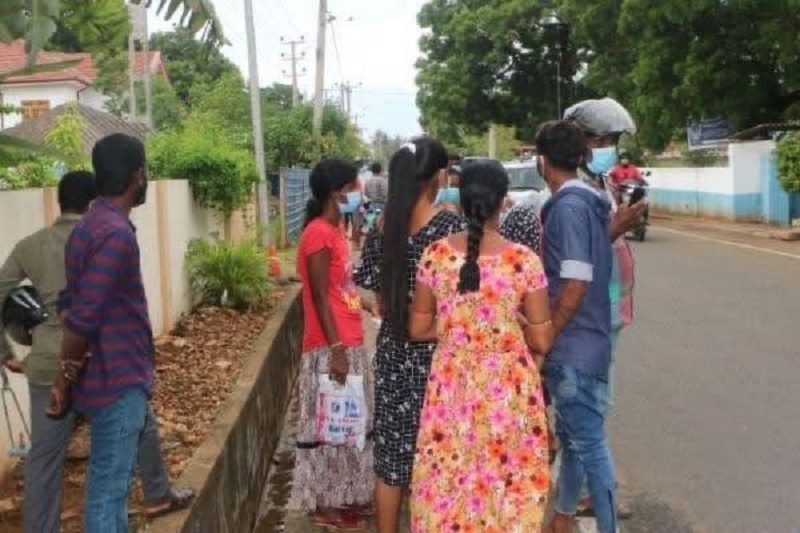 யாழில் வீடொன்றில் புகுந்து தாக்குதல் நடத்திய குழு - மூவர் வைத்தியசாலையில் அனுமதி
