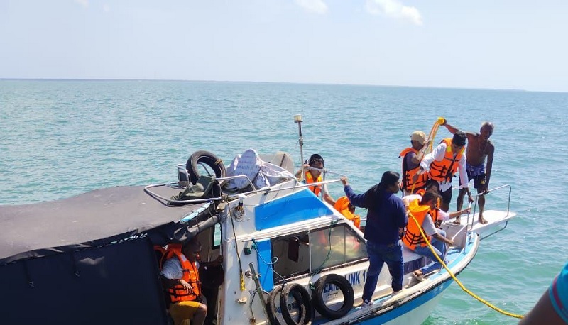 நெடுந்தீவில் விபத்துக்குள்ளான சுற்றுலா பயணிகள் படகு - 14 பேர் பாதுகாப்பாக மீட்பு