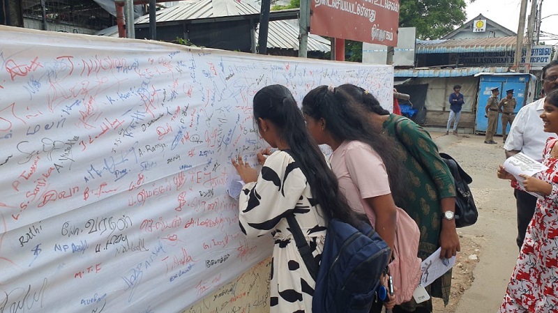 பயங்கரவாத தடைச்சட்டத்தை ஒழிக்கக்கோரி யாழில் கையெழுத்து போராட்டம்!