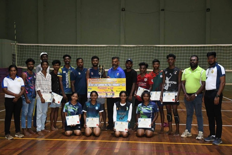 மட்டக்களப்பு மாவட்ட கரப்பந்தாட்ட போட்டிக்கான கோப்பையை சுவீகரித்த செங்கலடி அணி