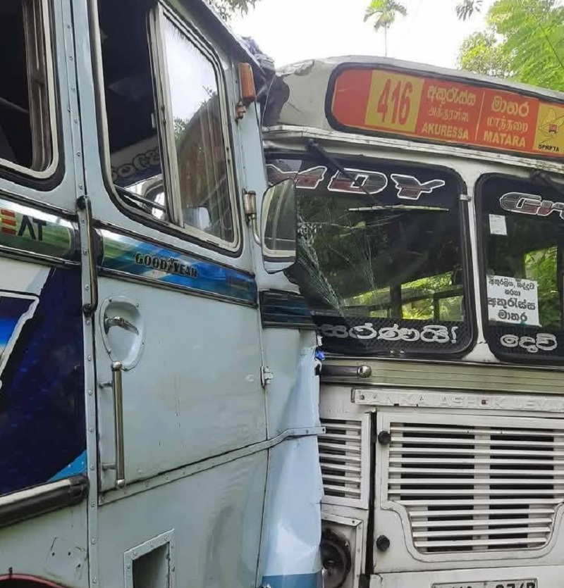 மாத்தறையில் இரண்டு தனியார் பேருந்துகள் நேருக்கு நேர் மோதி கோர விபத்து!