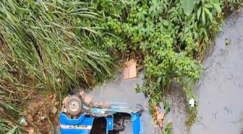 வீதியை விட்டு விலகி நீர் தேக்கத்தில் பாய்ந்த முச்சக்கரவண்டி - ஹட்டனில் சம்பவம்!