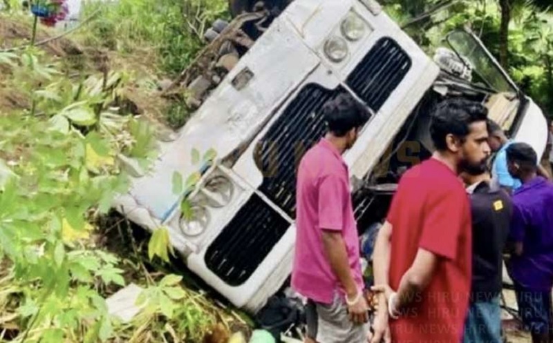 தொழிற்சாலைக்கு தொழிலாளர்களை ஏற்றிச் சென்ற தனியார் பேருந்து விபத்து