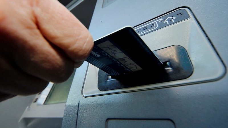 தலவாக்கலையில் ATM அட்டையை கொள்ளையிட முயன்ற இளைஞன் கைது