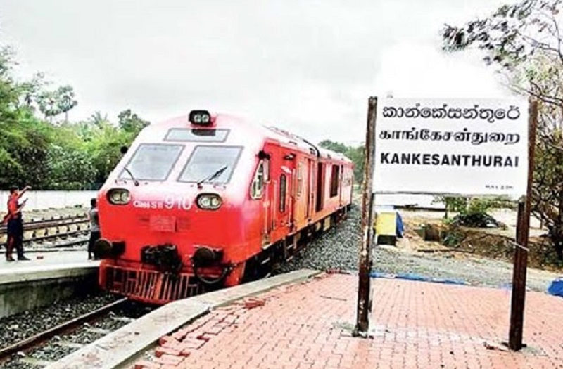 காங்கேசன்துறையில் ஓடும் ரயிலில் ஏற முயன்ற யுவதியின் காலிற்கு நேர்ந்த கதி!