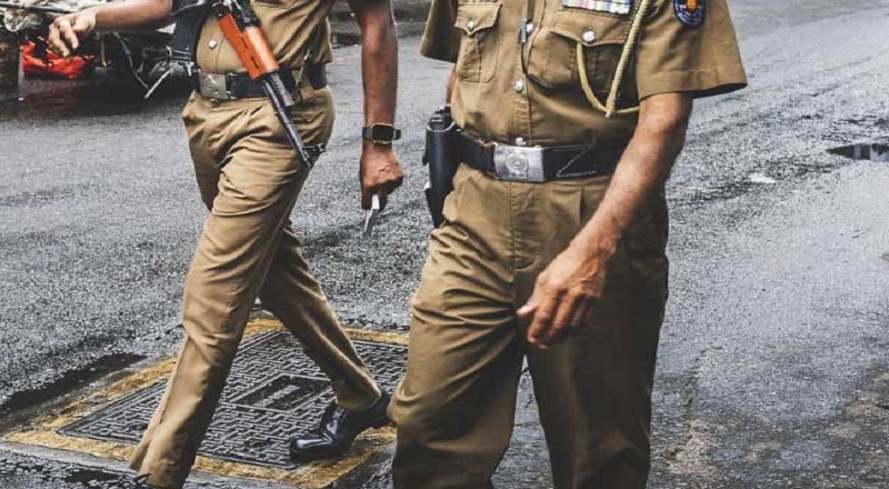 சாலையில் இருந்து கிடைக்கப்பெற்ற பை : சோதனையிட்ட பொலிஸாருக்கு காந்திருந்த அதிர்ச்சி!