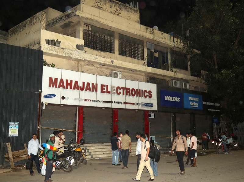 டெல்லியில் மின்னணு கடையில் ஏற்பட்ட தீ விபத்தில் சிக்கி மூவர் மரணம்