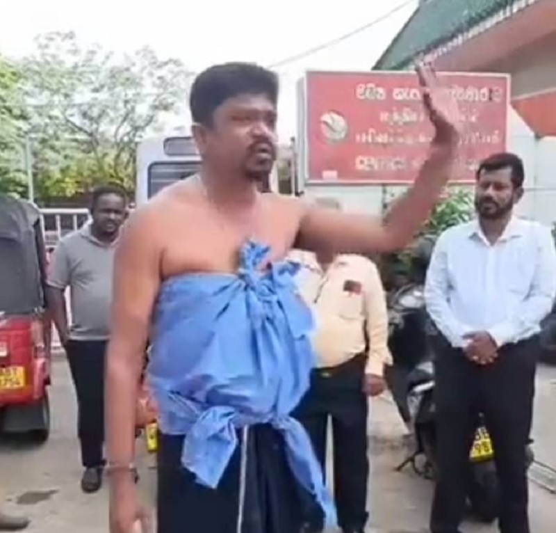 அரைகுறை ஆடையுடன் போராட்டத்தில் ஈடுபட்ட தபால் ஊழியர்