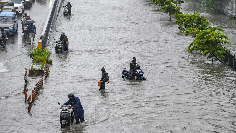 மும்பையில் கனமழை மற்றும் வெள்ளம் காரணமாக 21 பேர் உயிரிழப்பு