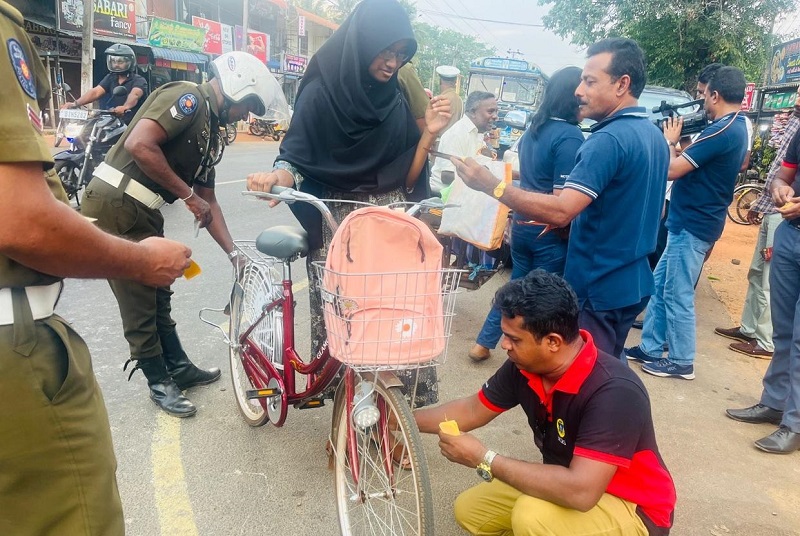 துவிச்சக்கர வண்டிகளுக்கு ஒளித்தெறிப்படையும் ஸ்டிக்கர்களை ஒட்டிய பொலிஸார்!
