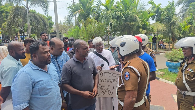 மன்னார் மாவட்ட செயலகத்தில் பொலிஸாருக்கும் மக்களுக்கும் இடையில் முரண்பாடு!