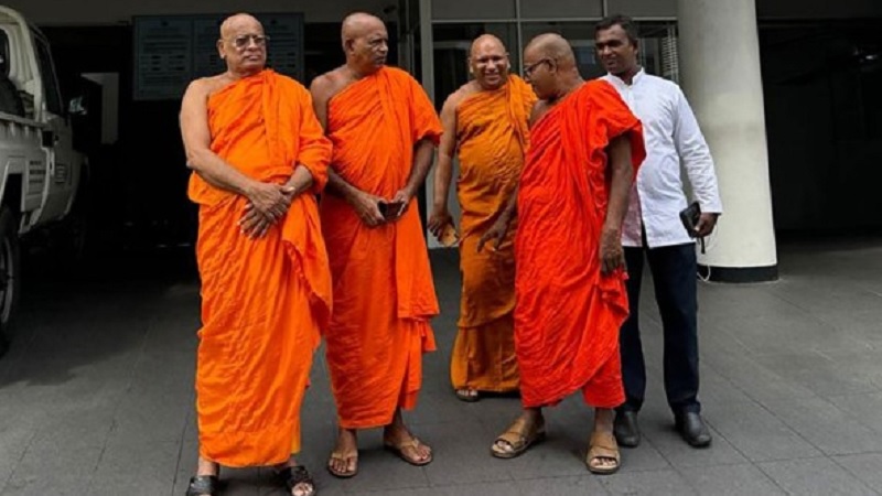 ரணிலின் வழக்கில் ஆஜரான பிக்குகள் அவமதிப்பு! பொலிஸார் மீது புகார்