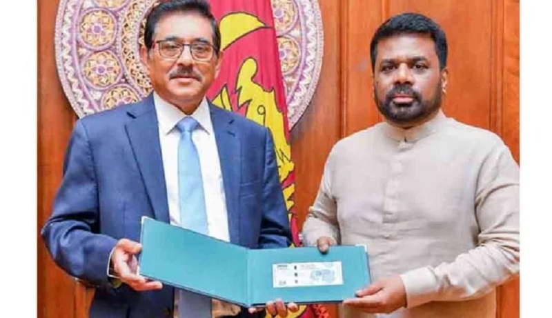 2000 ரூபாய் புதிய நினைவு நாணயத் தாள்  ஜனாதிபதியிடம்  கையளிப்பு!