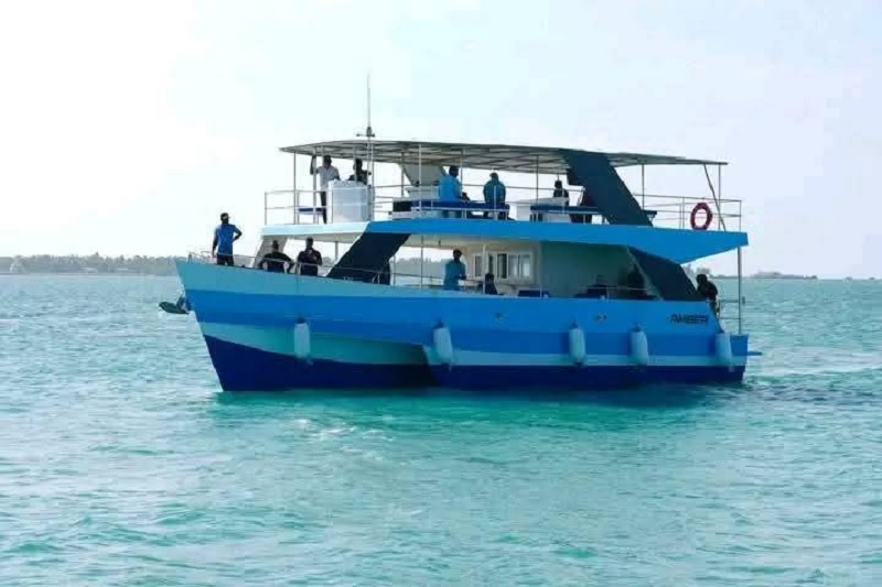 யாழ் இளைஞர்கள் ஒன்றிணைந்து தயாரித்துள்ள சொகுசு சுற்றுலா படகு