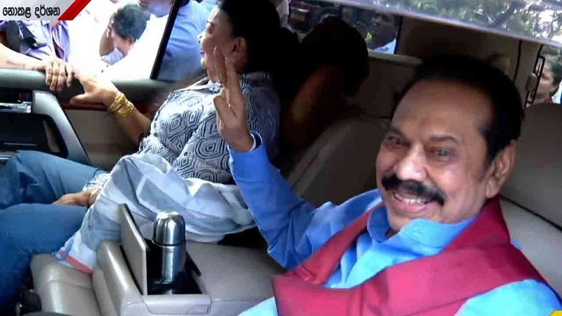 உத்தியோகப்பூர்வ இல்லத்தில் இருந்து வௌியேறிய மஹிந்த! நலம் விசாரிக்க குவியும் பிரமுகர்கள்