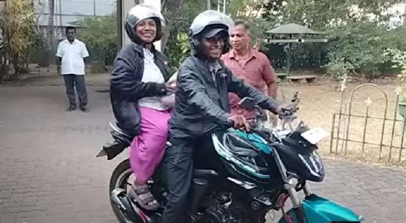 மஹிந்தவை பார்ப்பதற்காக 06 மணித்தியாலம் மோட்டார் சைக்கிளில் பயணித்த தம்பதியர்!