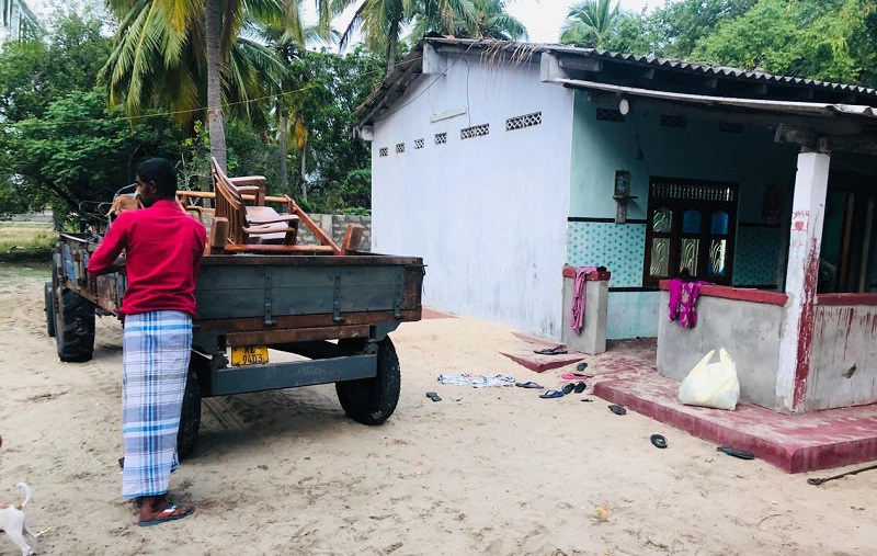 வாள்வெட்டுக் கும்பல் மீதான அச்சம்!   குடும்பம் ஒன்று வீட்டில் இருந்து  இடம்பெயர்வு!