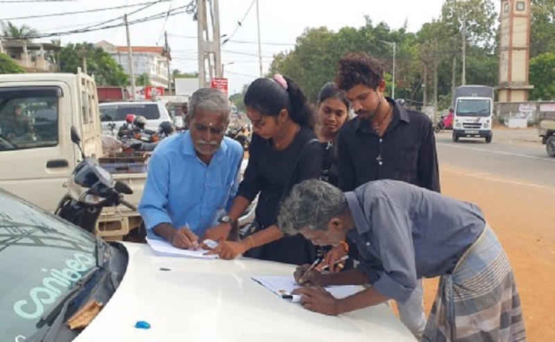 மனித புதைகுழிகளுக்கும் இனப்படுகொலைக்கும் சர்வதேச நீதி கோரி யாழில் கையெழுத்து போராட்டம்!
