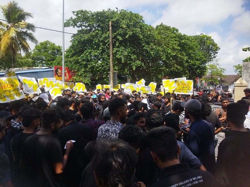 கொழும்பில் பல்கலைக்கழக கல்லூரிகள் மாணவர் போராட்டம்