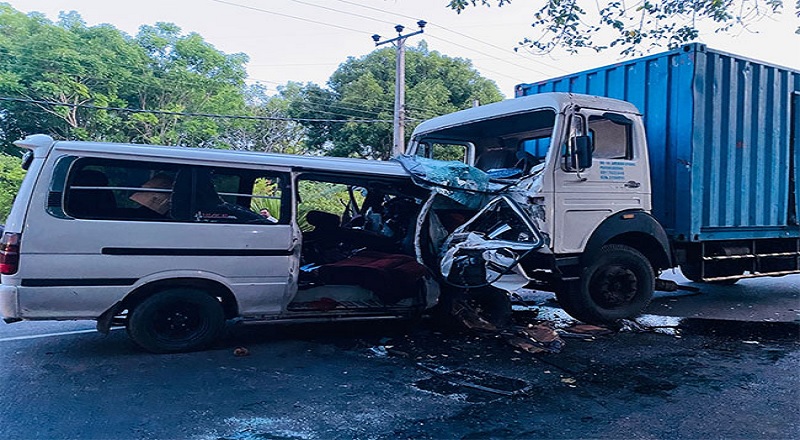 லொறி ஒன்றுடன் வேன் ஒன்று நேருக்கு நேர் மோதி கோர விபத்து!