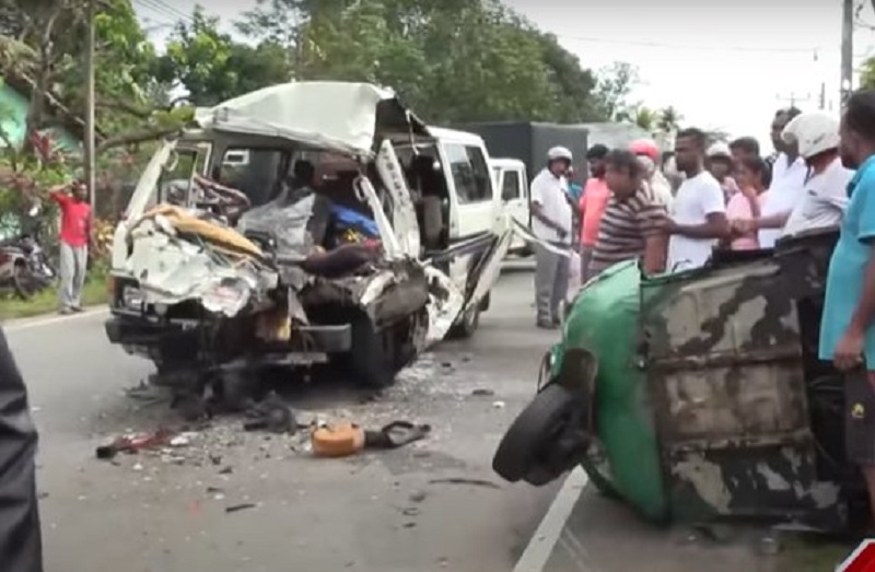 மூன்று வாகனங்கள் ஒன்றுடன் ஒன்று மோதி விபத்து! 12 பேர் படுகாயம்