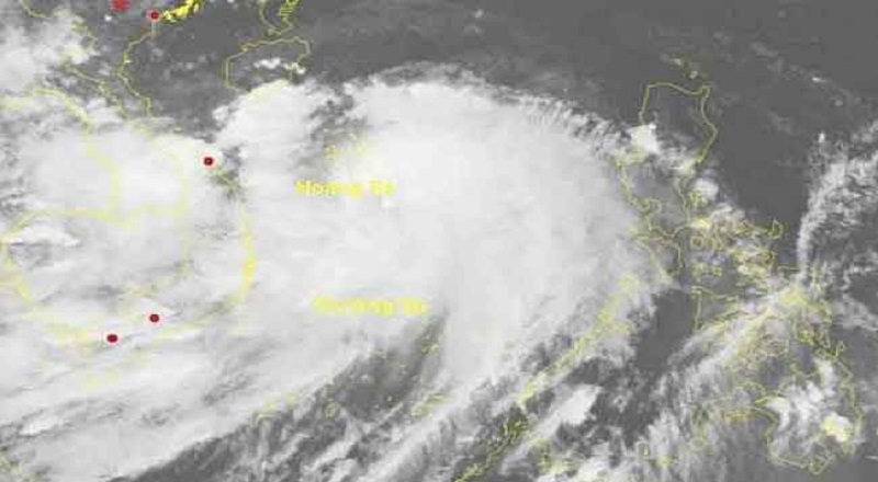 வியட்நாமைத் தாக்கிய புவாலோய் சூறாவளி - 12 பேர் மாயம்!