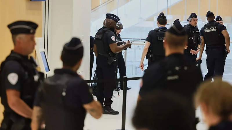 பிரான்சில் மசூதிகளுக்கு வெளியே பன்றித் தலைகளை வைத்த 11 பேர் செர்பியாவில் கைது