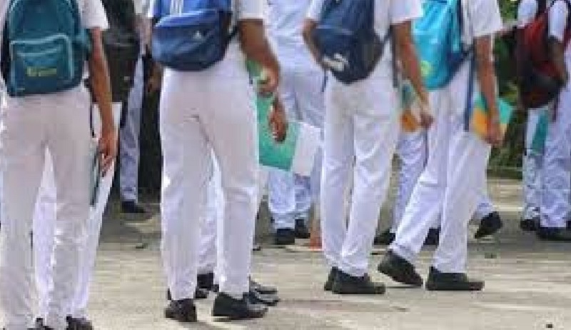 பாடசாலையில் சிறுவர் தின கொண்டாட்டத்தில் மதுபானம்: சிக்கிய மூன்று மாணவர்கள்