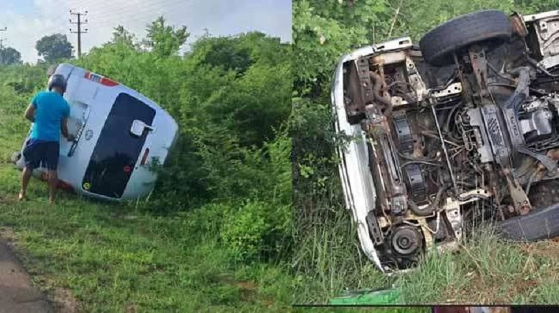 வீதியை விட்டு விலகி கவிழ்ந்த ஹயஸ் வான்: சாரதிக்கு ஏற்பட்ட நிலை