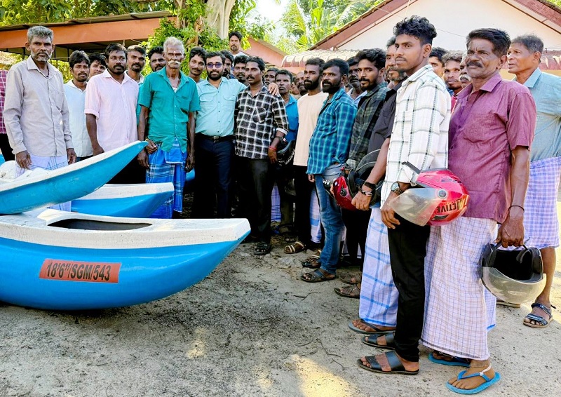 கிளிநொச்சியில் நன்னீர் மீன்வள வளர்ச்சிக்காக இரணைமடுக்குளம் சங்கத்துக்கு வழங்கப்பட்ட வள்ளங்கள் மற்றும் வலைகள்