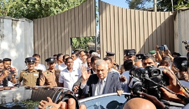 அதிதீவிர சிகிச்சைப் பிரிவில் புத்தகம் வாசிப்பு செல்ஃபி: ரணிலின் மருத்துவ அறிக்கை மீது நீதவான் கேள்வி