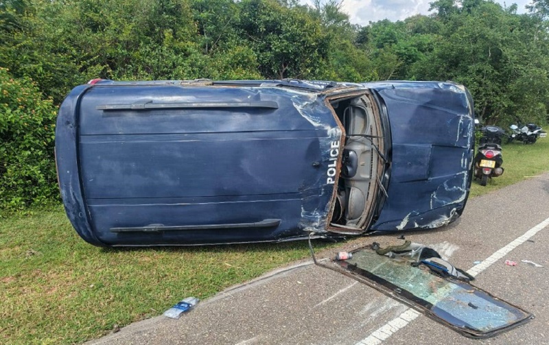 மாங்குளம் வீதியில் தடம்புரண்ட பொலிஸ் ஜீப்: சில பொலிஸாருக்கு சிறு காயங்கள்