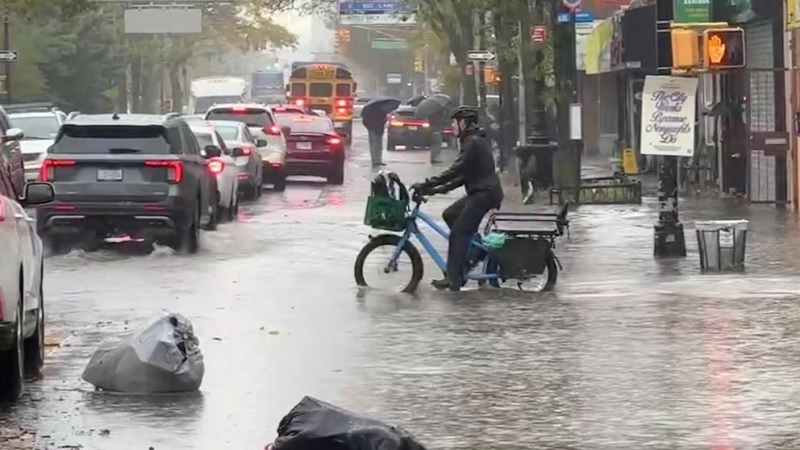 நியூயார்க்கில் கனமழை மற்றும் வெள்ளத்தில் சிக்கி 2 பேர் உயிரிழப்பு