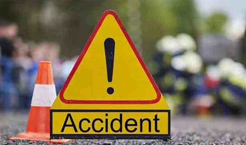 கட்டுப்பாட்டை இழந்து வீதியில் குடைசாய்ந்த கார்! ஒருவர் உயிரிழப்பு