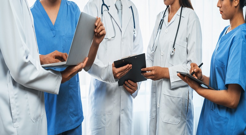 நாட்டில் தற்போது பணியாற்றும் மருத்துவ நிபுணர்களின் பிரச்சினைகள் தீர்க்கப்பட வேண்டும்!