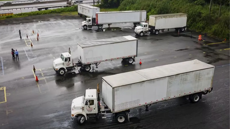 அமெரிக்காவில் தேர்வில் தோல்வியடைந்த 7 ஆயிரம் லாரி ஓட்டுநர்கள் பணிநீக்கம்