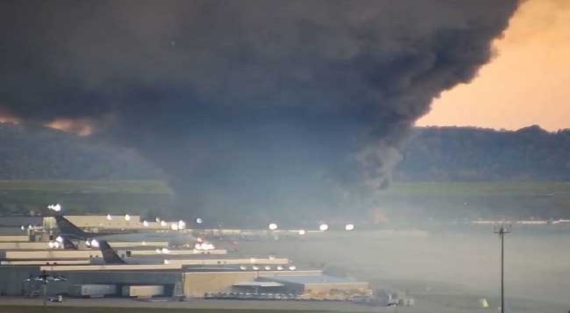 அமெரிக்காவில் தீப்பிடித்து எரிந்த விமானம் - 11 பேர் படுகாயம்!