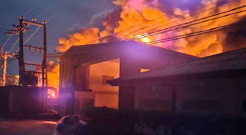 கண்டியில் தீவிபத்தில் சிக்கிய தொழிற்சாலை!