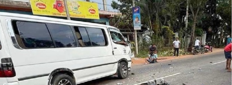 மோட்டார் சைக்கிள் மற்றும் ஹயேஸ் நேருக்கு நேர் மோதி விபத்து! இருவர் படுகாயம்