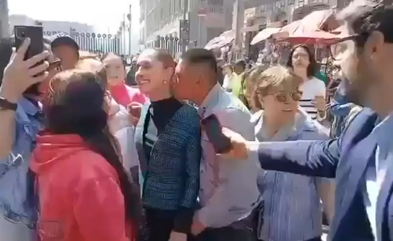 மெக்சிகோ ஜானதிபதியை கட்டிப்பிடித்து முத்தம் கொடுக்க முயன்ற நபர்