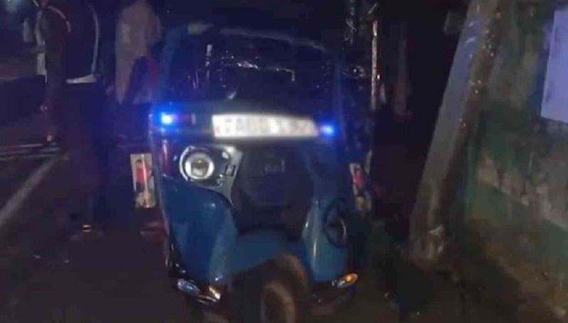 முச்சக்கர வண்டி  வேகக் கட்டுப்பாட்டை இழந்து விபத்து: மூன்றுபேர் படுகாயம்