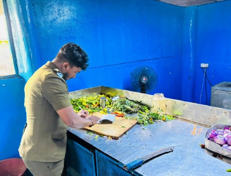 சுகாதார விதிமுறைகளை மீறி இயங்கிய உணவகதிற்கு சீல்!