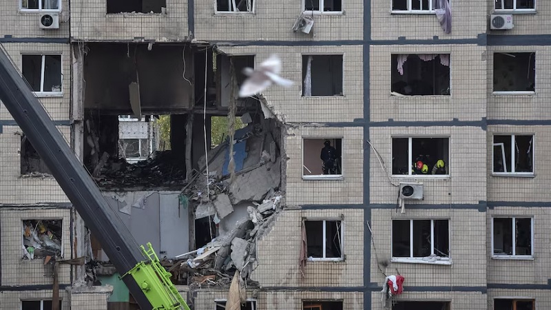 உக்ரைனில் ரஷ்யா நடத்திய ஏவுகணை மற்றும் ட்ரோன் தாக்குதலில் 6 பேர் உயிரிழப்பு