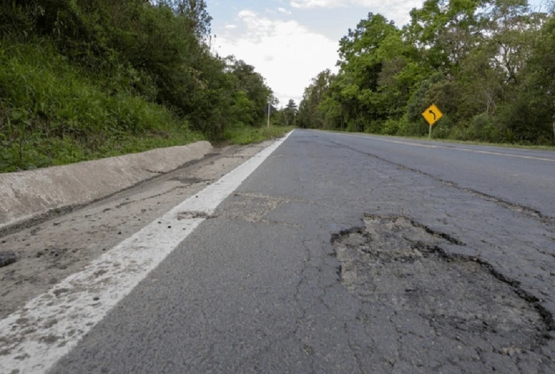 யாழில்  தாழிறங்கி  ஆபத்தான நிலையில் காணப்படும் வீதி!